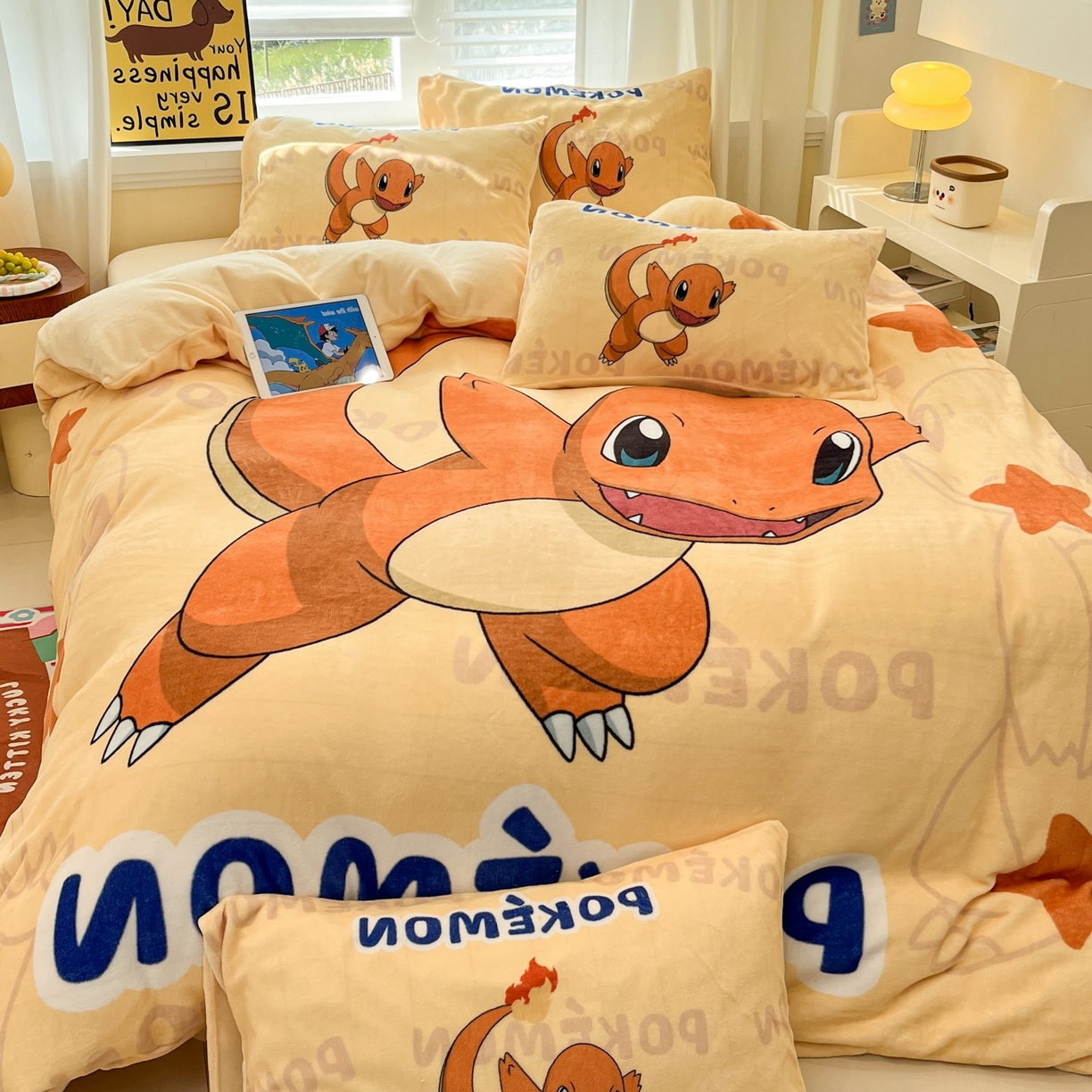 91家纺网 家纺一手货源 找家纺 桃子家居 2025新款A类正版宝可梦授权皮卡丘大版卡通平网数码印花加厚高克重牛奶绒四件套 绒大版套件-喷火龙