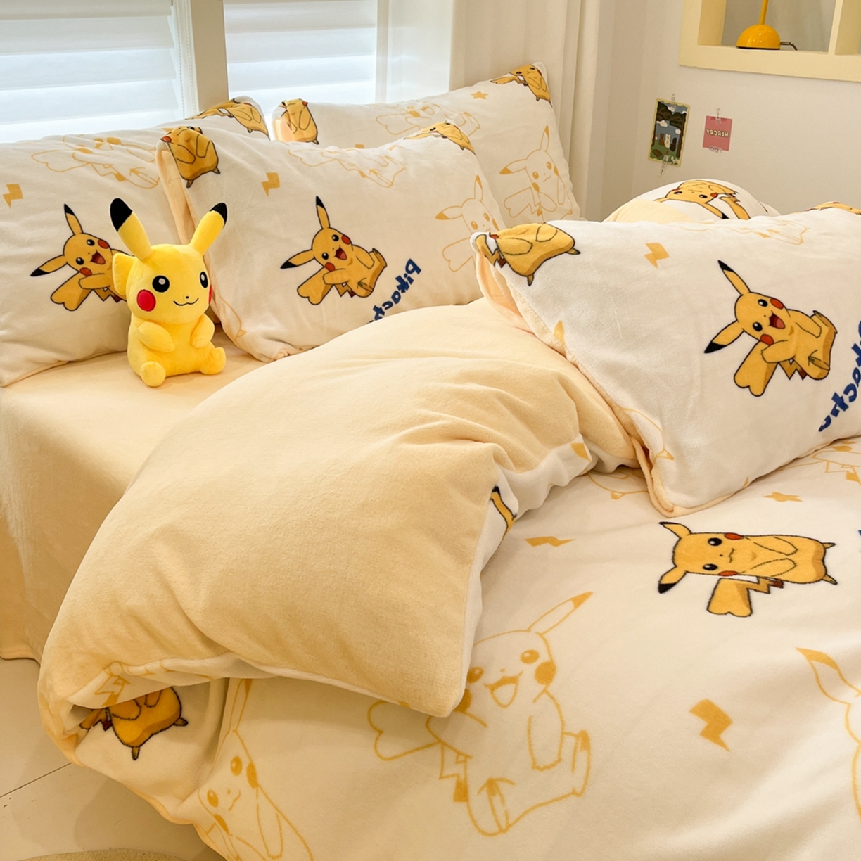 91家纺网 家纺一手货源 找家纺 桃子家居 2025新款A类正版宝可梦授权皮卡丘大版卡通平网数码印花加厚高克重牛奶绒四件套 绒小版-多彩皮卡丘