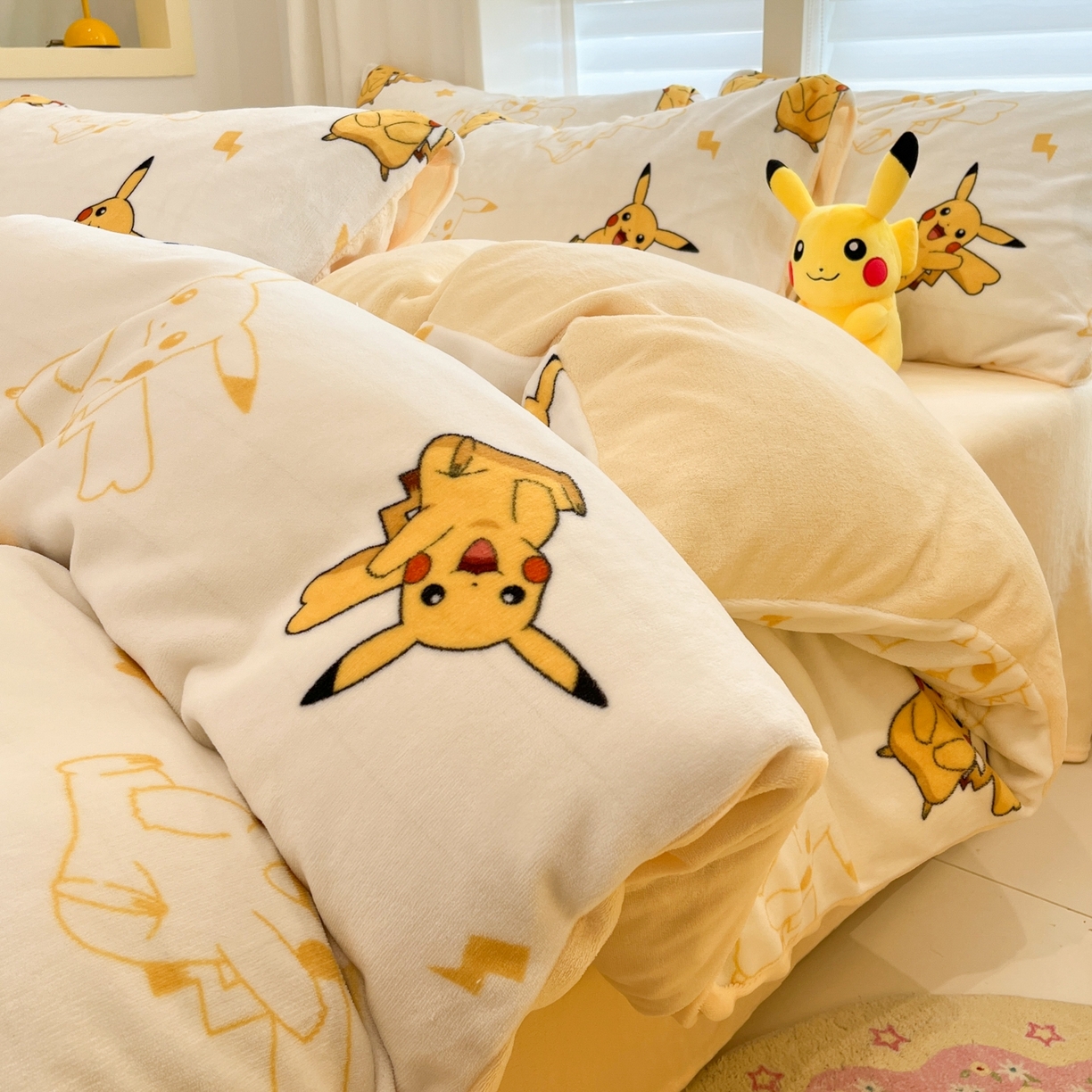 91家纺网 家纺一手货源 找家纺 桃子家居 2025新款A类正版宝可梦授权皮卡丘大版卡通平网数码印花加厚高克重牛奶绒四件套 绒小版-多彩皮卡丘