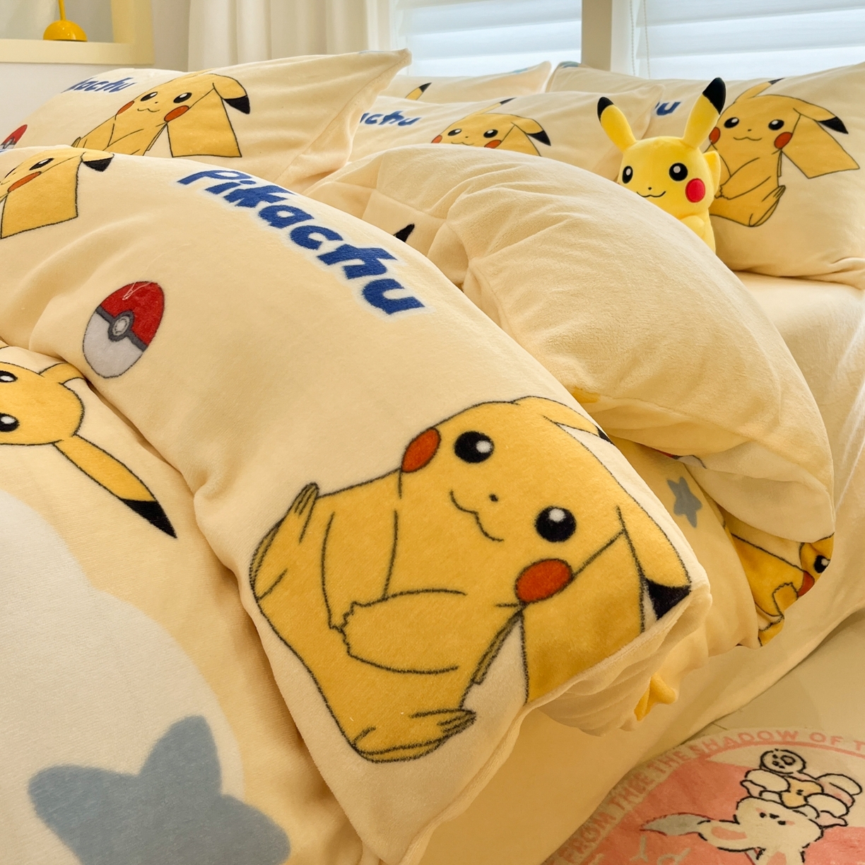 91家纺网 家纺一手货源 找家纺 桃子家居 2025新款A类正版宝可梦授权皮卡丘大版卡通平网数码印花加厚高克重牛奶绒四件套 绒小版-宝贝皮卡丘