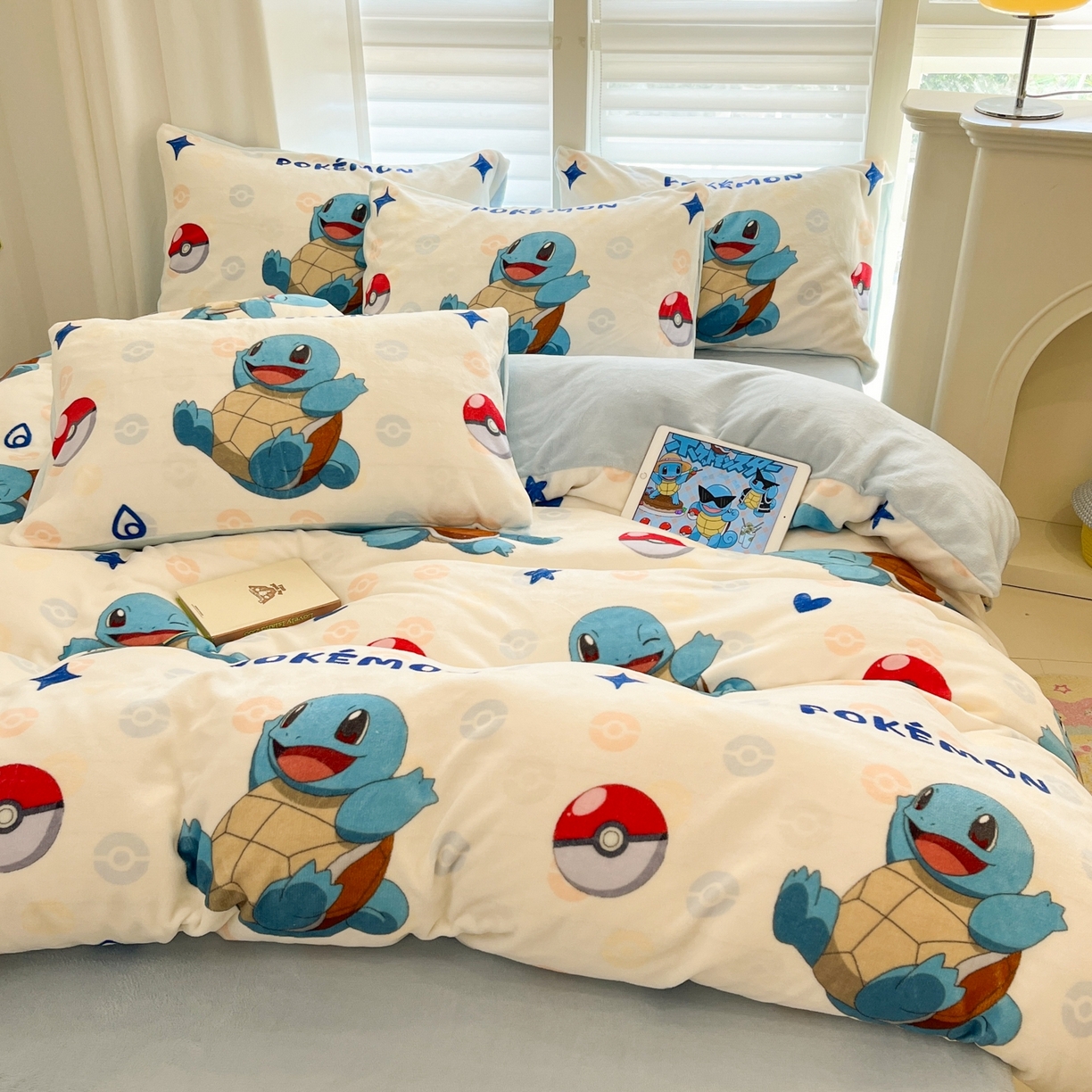 91家纺网 家纺一手货源 找家纺 桃子家居 2025新款A类正版宝可梦授权皮卡丘大版卡通平网数码印花加厚高克重牛奶绒四件套 绒小版-欢乐杰尼龟