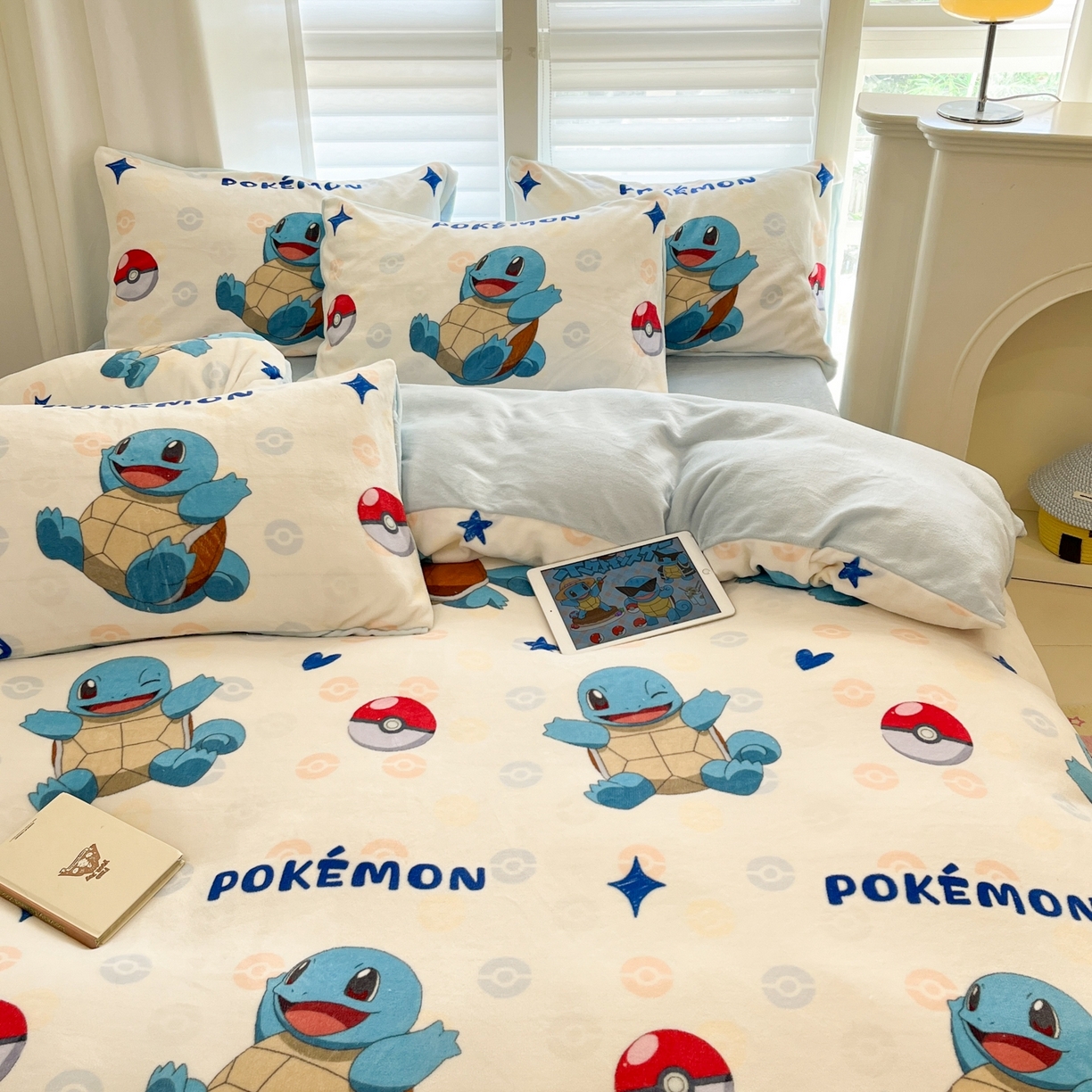 91家纺网 家纺一手货源 找家纺 桃子家居 2025新款A类正版宝可梦授权皮卡丘大版卡通平网数码印花加厚高克重牛奶绒四件套 绒小版-欢乐杰尼龟