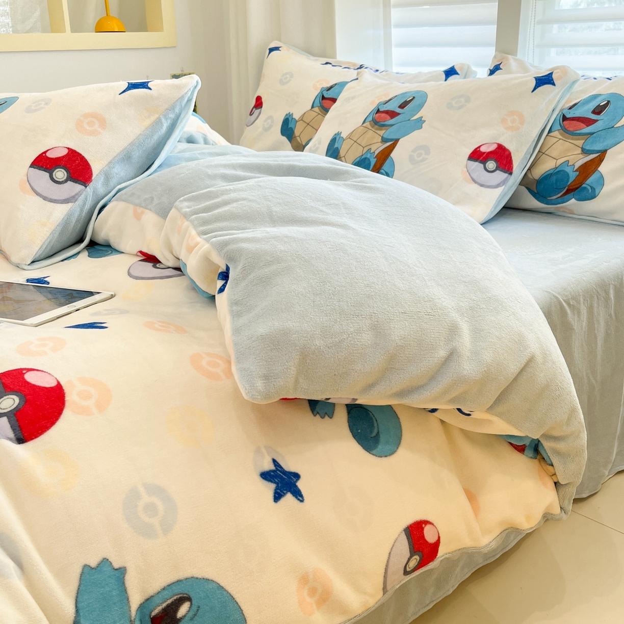 91家纺网 家纺一手货源 找家纺 桃子家居 2025新款A类正版宝可梦授权皮卡丘大版卡通平网数码印花加厚高克重牛奶绒四件套 绒小版-欢乐杰尼龟