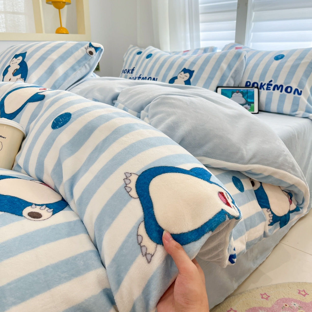 91家纺网 家纺一手货源 找家纺 桃子家居 2025新款A类正版宝可梦授权皮卡丘大版卡通平网数码印花加厚高克重牛奶绒四件套 绒小版-蓝条卡比兽