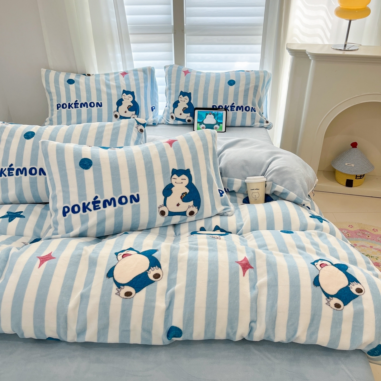 91家纺网 家纺一手货源 找家纺 桃子家居 2025新款A类正版宝可梦授权皮卡丘大版卡通平网数码印花加厚高克重牛奶绒四件套 绒小版-蓝条卡比兽
