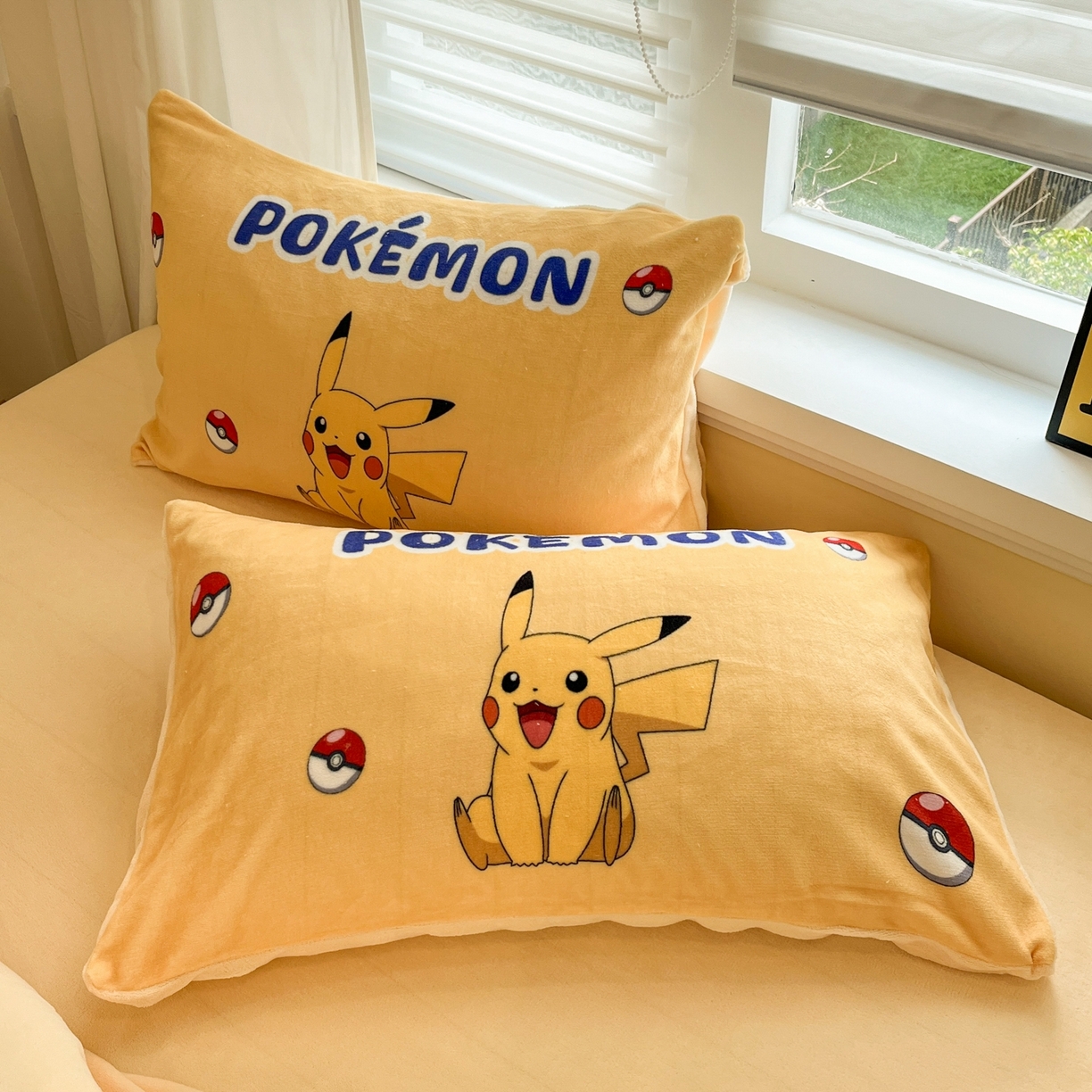91家纺网 家纺一手货源 找家纺 桃子家居 2025新款A类正版宝可梦授权皮卡丘大版卡通平网数码印花加厚高克重牛奶绒四件套 绒大阪套件-俏皮皮卡丘