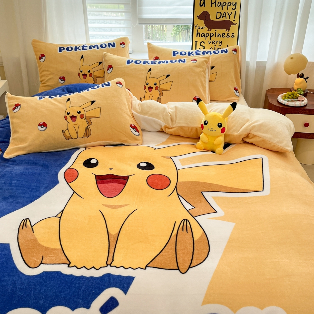 91家纺网 家纺一手货源 找家纺 桃子家居 2025新款A类正版宝可梦授权皮卡丘大版卡通平网数码印花加厚高克重牛奶绒四件套 绒大阪套件-俏皮皮卡丘