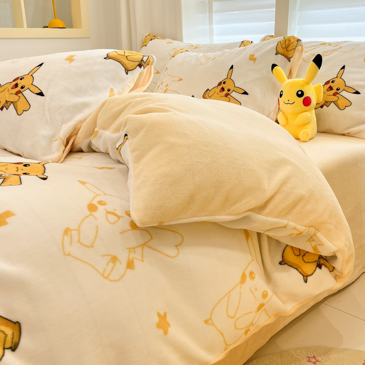 91家纺网 家纺一手货源 找家纺 桃子家居 2025新款A类正版宝可梦授权皮卡丘大版卡通平网数码印花加厚高克重牛奶绒四件套 绒小版-多彩皮卡丘