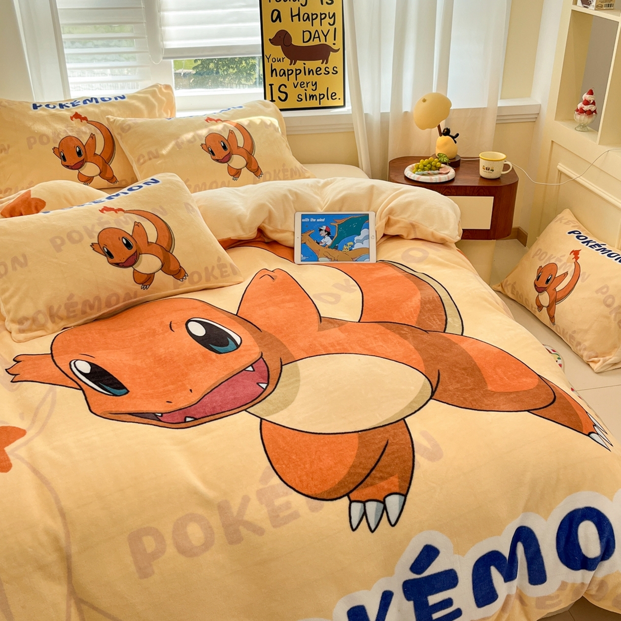 91家纺网 家纺一手货源 找家纺 桃子家居 2025新款A类正版宝可梦授权皮卡丘大版卡通平网数码印花加厚高克重牛奶绒四件套 绒大版套件-喷火龙