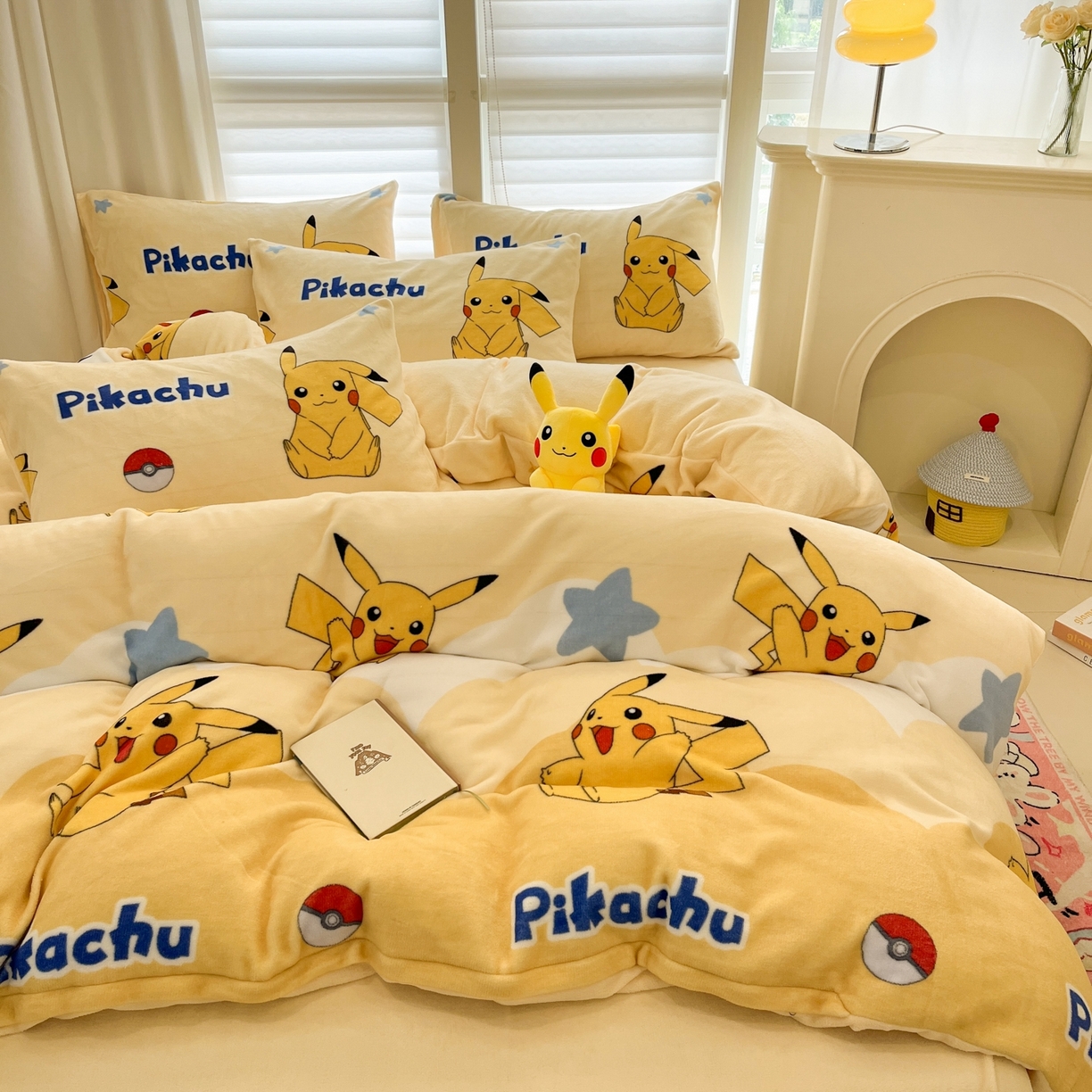 91家纺网 家纺一手货源 找家纺 桃子家居 2025新款A类正版宝可梦授权皮卡丘大版卡通平网数码印花加厚高克重牛奶绒四件套 绒小版-宝贝皮卡丘