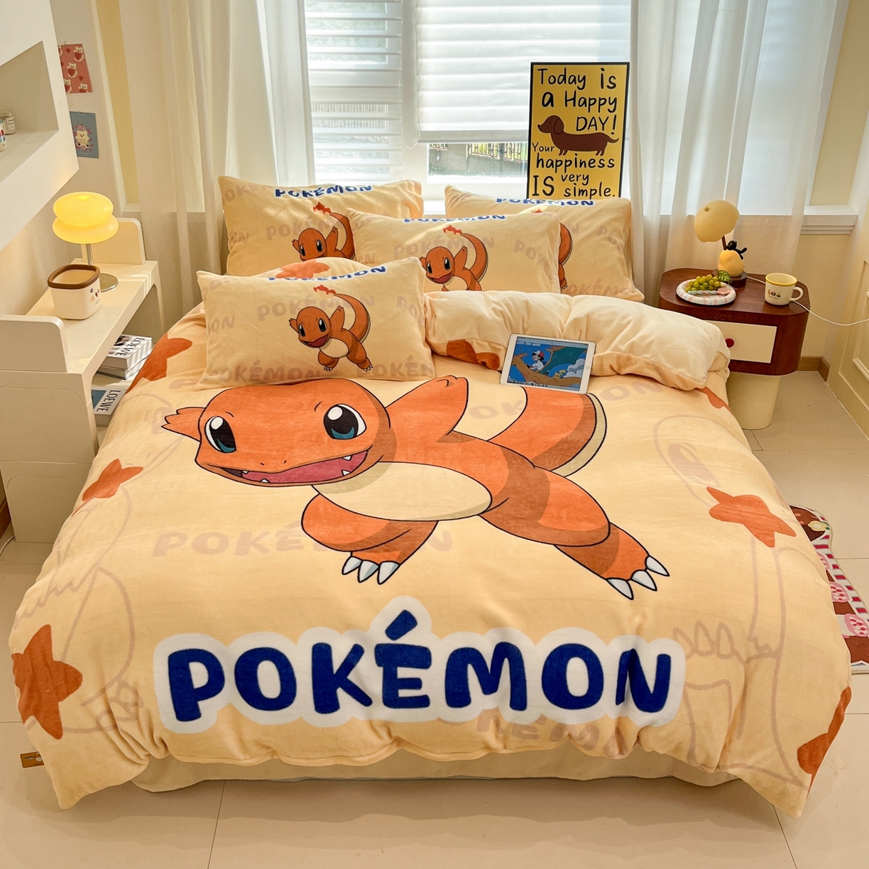 91家纺网 家纺一手货源 找家纺 桃子家居 2025新款A类正版宝可梦授权皮卡丘大版卡通平网数码印花加厚高克重牛奶绒四件套 绒大版套件-喷火龙