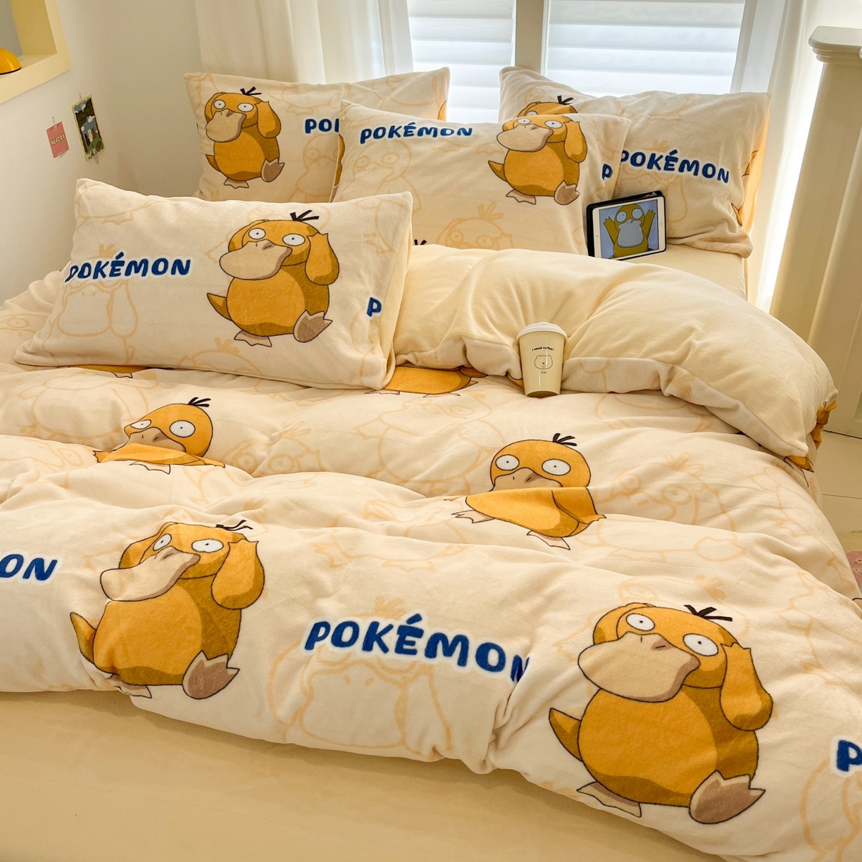 91家纺网 家纺一手货源 找家纺 桃子家居 2025新款A类正版宝可梦授权皮卡丘大版卡通平网数码印花加厚高克重牛奶绒四件套 绒小版-奶黄可达鸭