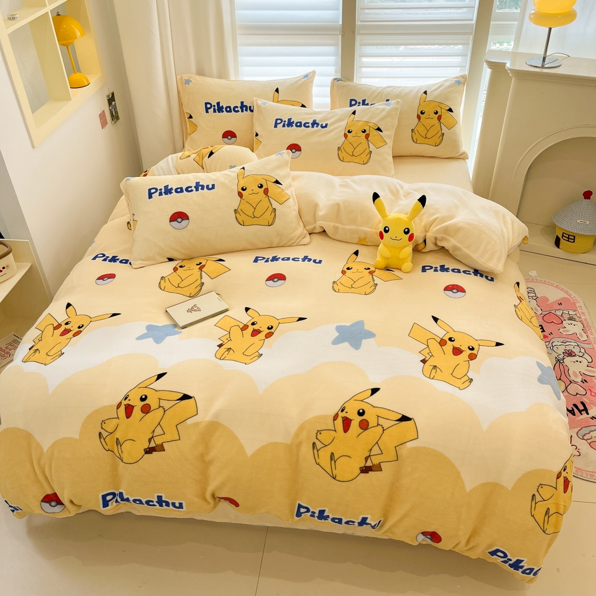 91家纺网 家纺一手货源 找家纺 桃子家居 2025新款A类正版宝可梦授权皮卡丘大版卡通平网数码印花加厚高克重牛奶绒四件套 绒小版-宝贝皮卡丘