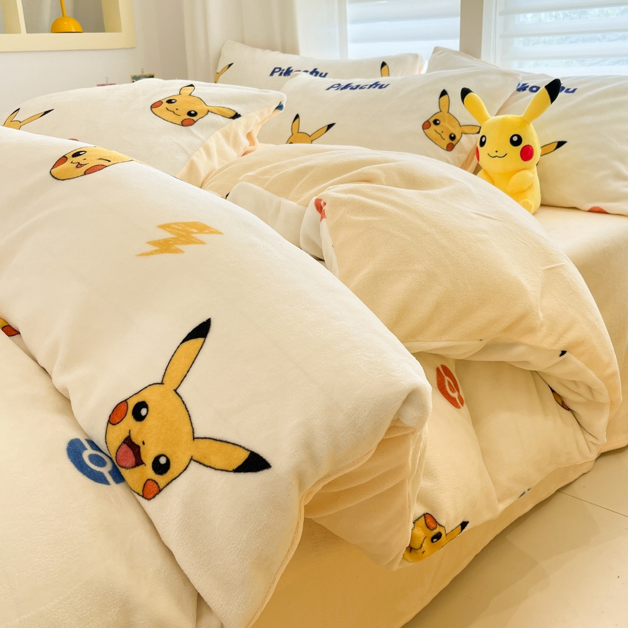 91家纺网 家纺一手货源 找家纺 桃子家居 2025新款A类正版宝可梦授权皮卡丘大版卡通平网数码印花加厚高克重牛奶绒四件套 绒小版-搞怪皮卡丘