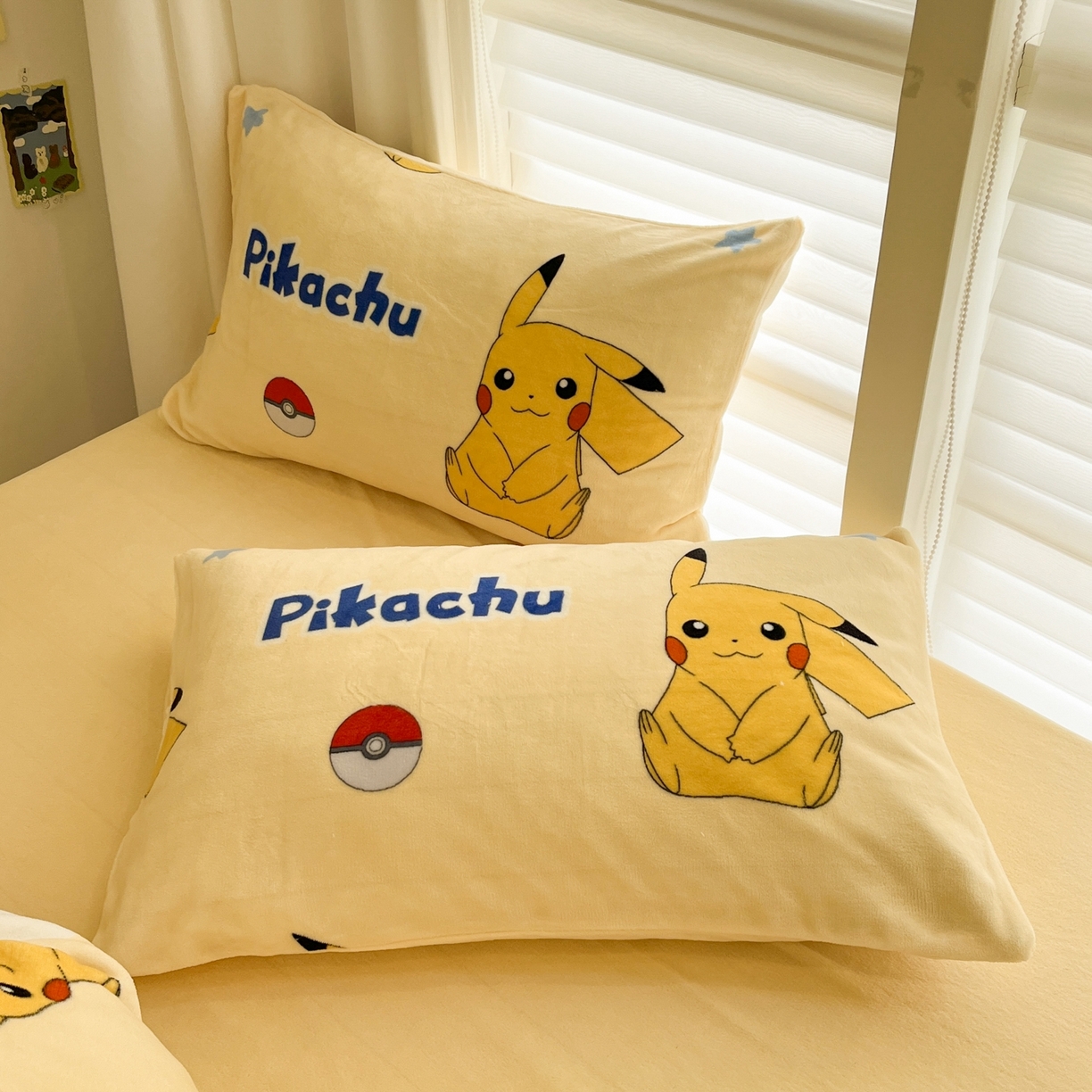 91家纺网 家纺一手货源 找家纺 桃子家居 2025新款A类正版宝可梦授权皮卡丘大版卡通平网数码印花加厚高克重牛奶绒四件套 绒小版-宝贝皮卡丘