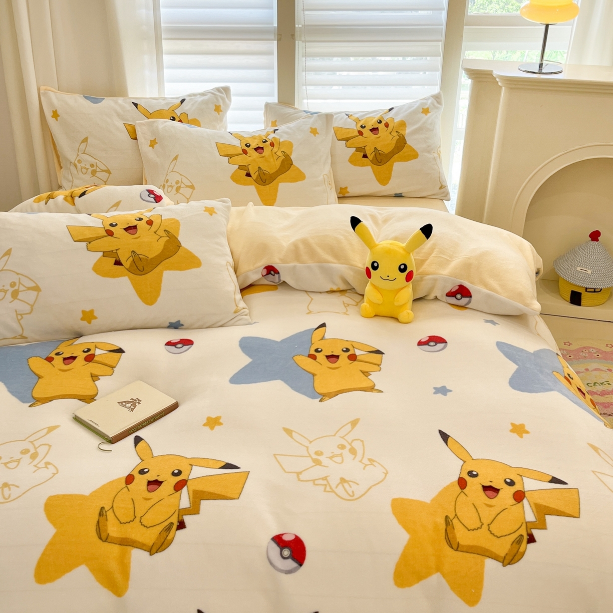 91家纺网 家纺一手货源 找家纺 桃子家居 2025新款A类正版宝可梦授权皮卡丘大版卡通平网数码印花加厚高克重牛奶绒四件套 绒小版-星星皮卡丘