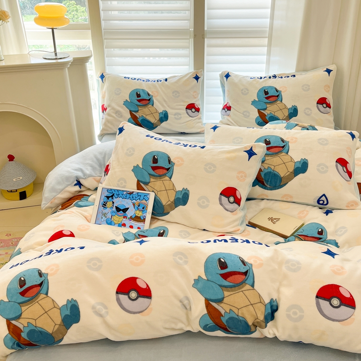 91家纺网 家纺一手货源 找家纺 桃子家居 2025新款A类正版宝可梦授权皮卡丘大版卡通平网数码印花加厚高克重牛奶绒四件套 绒小版-欢乐杰尼龟
