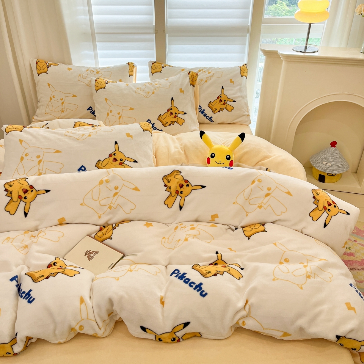 91家纺网 家纺一手货源 找家纺 桃子家居 2025新款A类正版宝可梦授权皮卡丘大版卡通平网数码印花加厚高克重牛奶绒四件套 绒小版-多彩皮卡丘