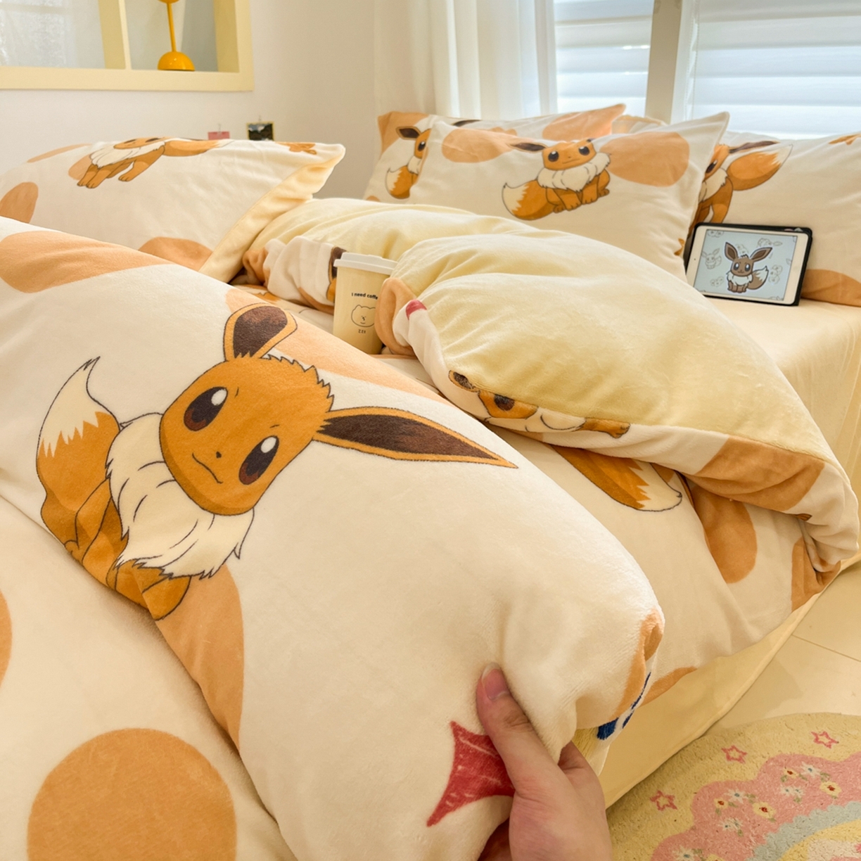 91家纺网 家纺一手货源 找家纺 桃子家居 2025新款A类正版宝可梦授权皮卡丘大版卡通平网数码印花加厚高克重牛奶绒四件套 绒小版-泡泡伊布