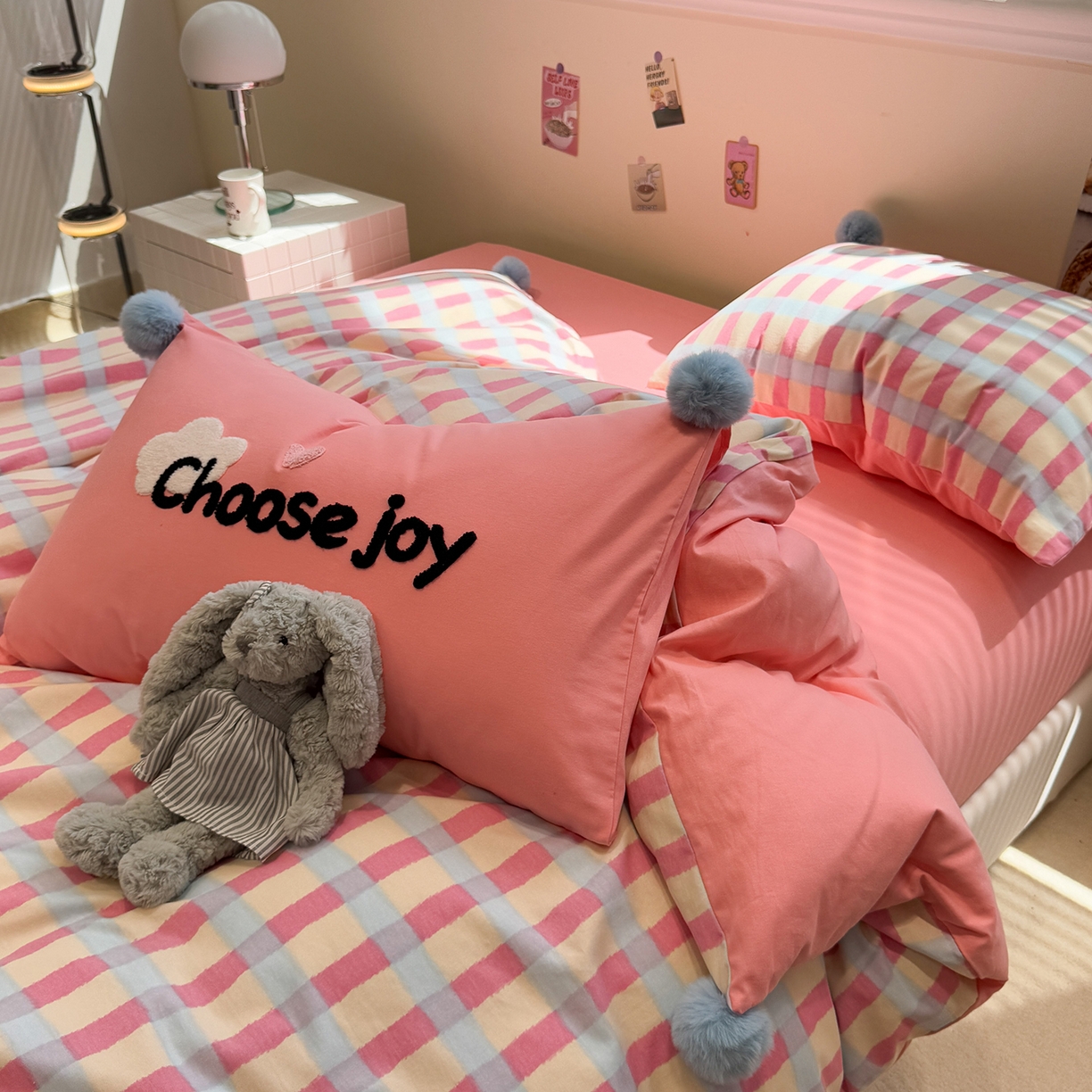 91家纺网 家纺一手货源 找家纺 呗旺鹿 2025新款全棉磨毛球球工艺款四件套 粉芭乐