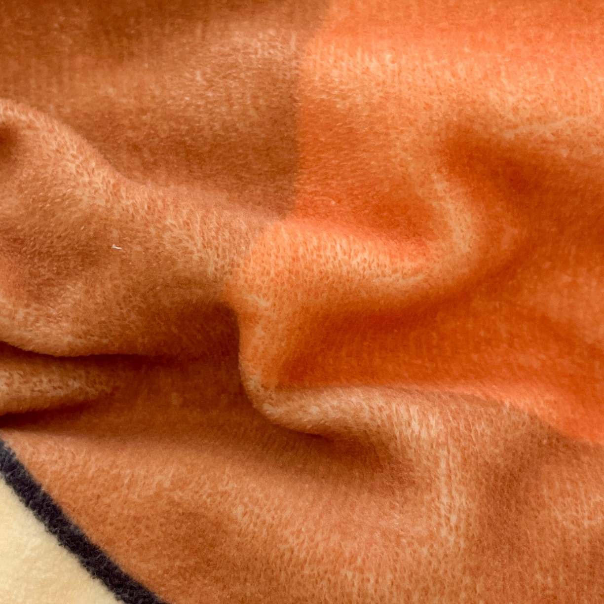 91家纺网 家纺一手货源 找家纺 桃子家居 2025新款A类正版宝可梦授权皮卡丘大版卡通平网数码印花加厚高克重牛奶绒四件套 绒大版套件-喷火龙