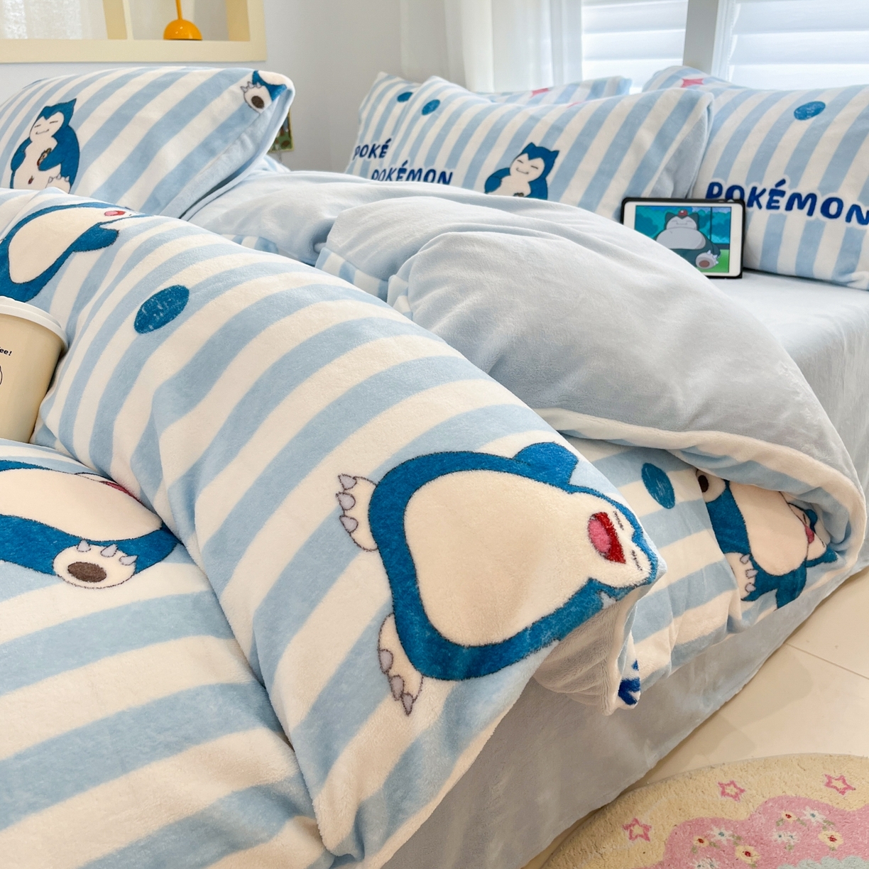 91家纺网 家纺一手货源 找家纺 桃子家居 2025新款A类正版宝可梦授权皮卡丘大版卡通平网数码印花加厚高克重牛奶绒四件套 绒小版-蓝条卡比兽