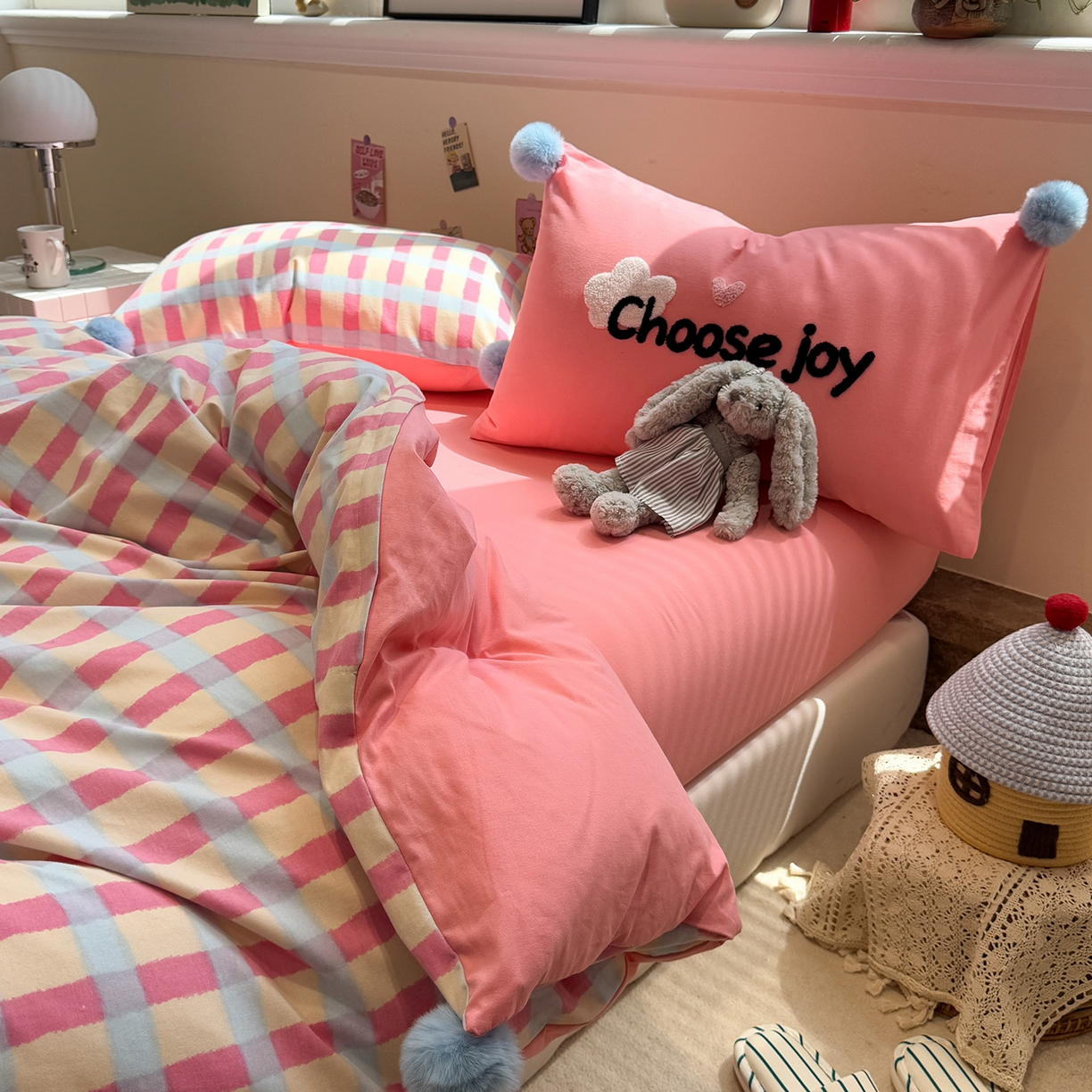 91家纺网 家纺一手货源 找家纺 呗旺鹿 2025新款全棉磨毛球球工艺款四件套 粉芭乐