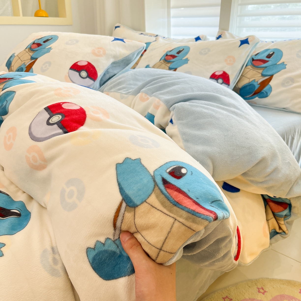 91家纺网 家纺一手货源 找家纺 桃子家居 2025新款A类正版宝可梦授权皮卡丘大版卡通平网数码印花加厚高克重牛奶绒四件套 绒小版-欢乐杰尼龟
