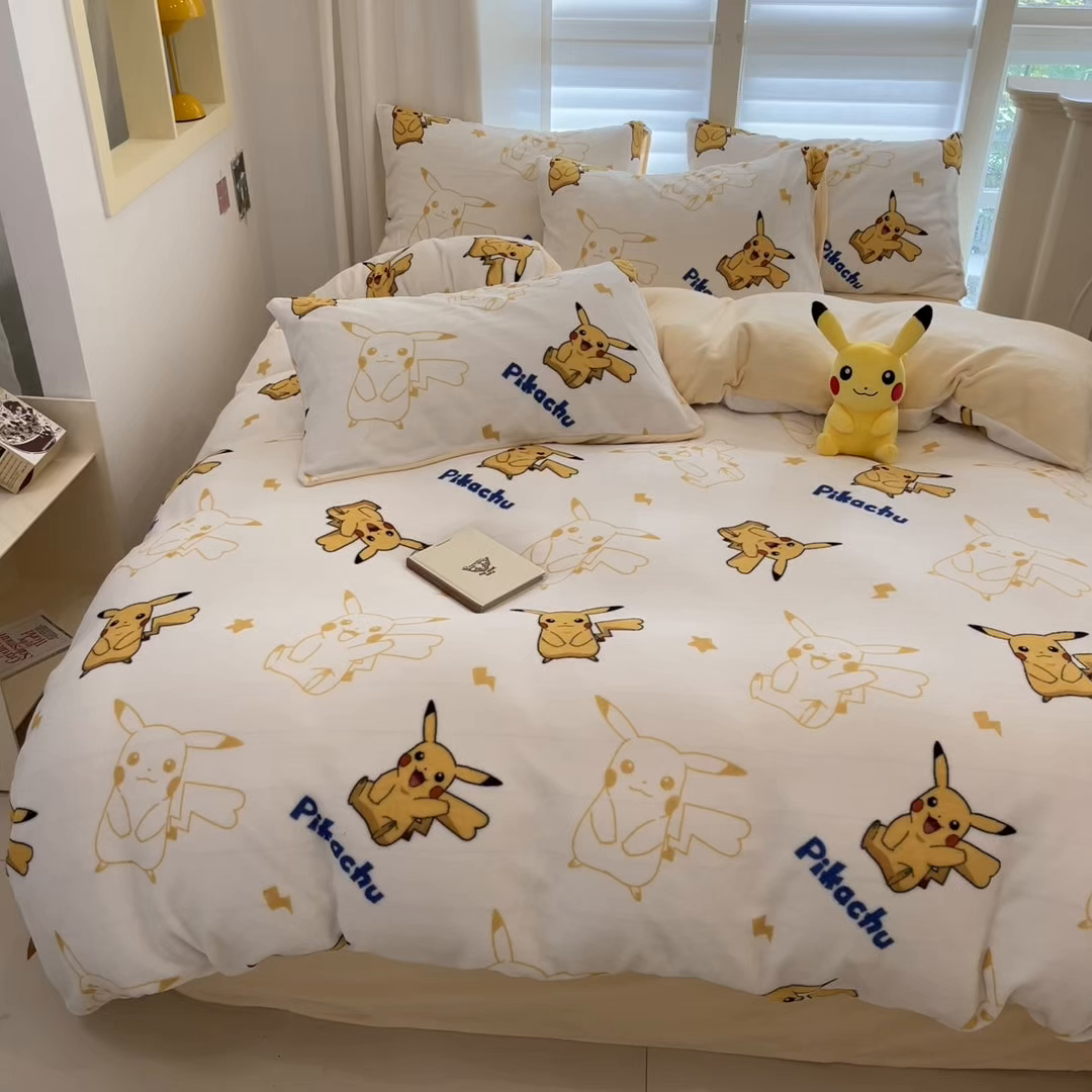 91家纺网 家纺一手货源 找家纺 桃子家居 2025新款A类正版宝可梦授权皮卡丘大版卡通平网数码印花加厚高克重牛奶绒四件套 绒小版-多彩皮卡丘