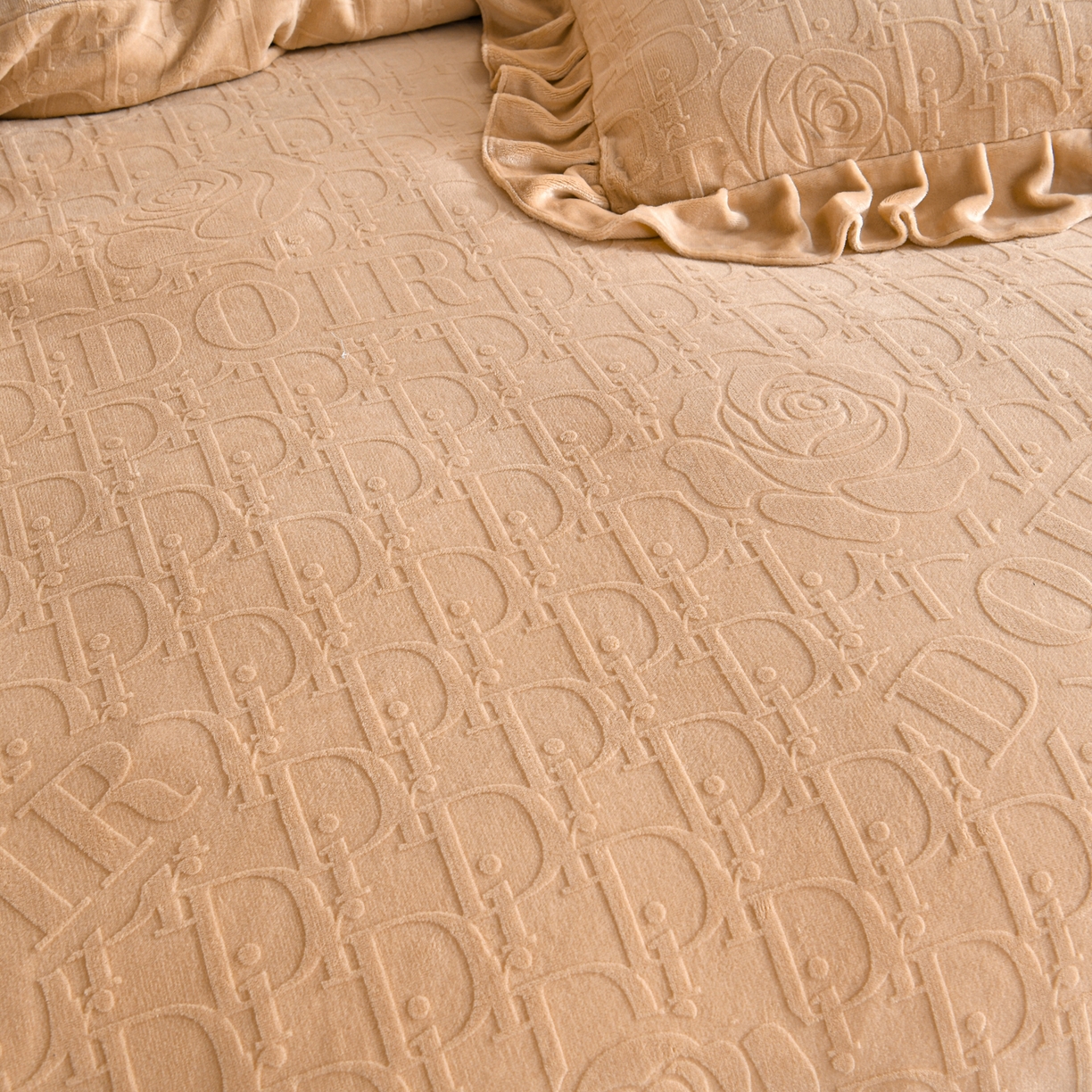 91家纺网 家纺一手货源 找家纺 赫本家纺  2025新款高克重纯色花边款雕花绒床盖款四件套 摩卡-咖