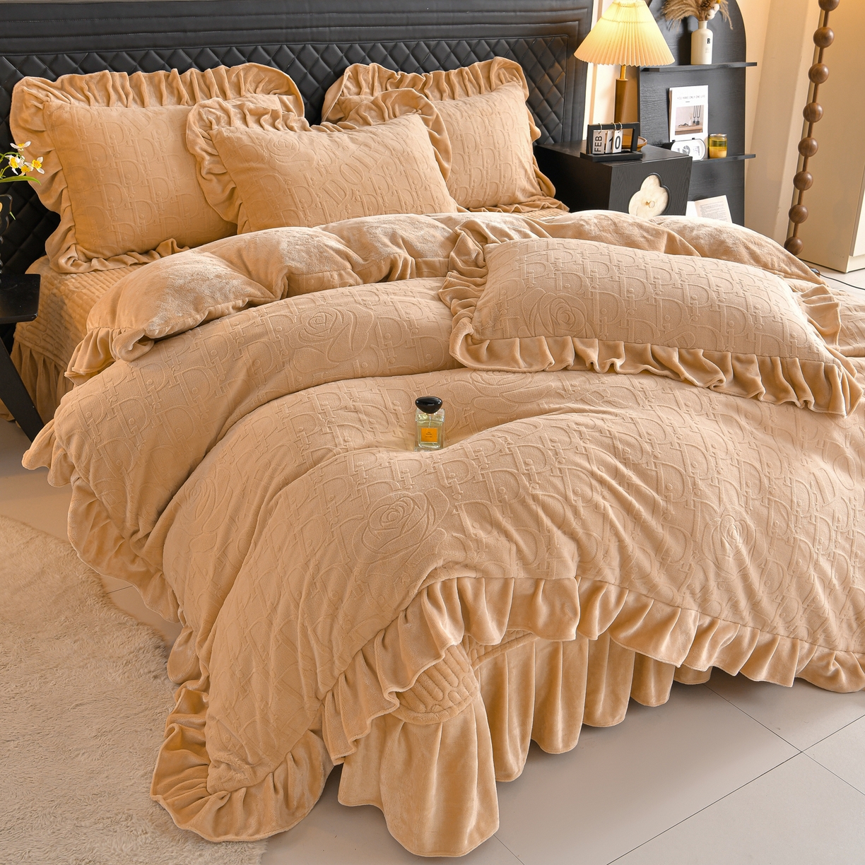 91家纺网 家纺一手货源 找家纺 赫本家纺  2025新款高克重纯色花边款雕花绒床盖款四件套 摩卡-咖