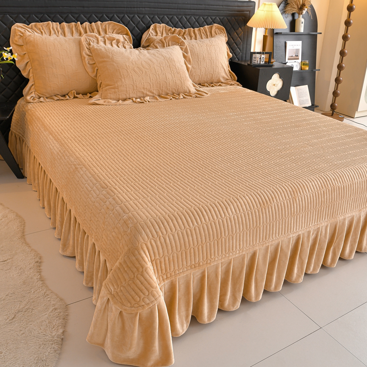 91家纺网 家纺一手货源 找家纺 赫本家纺  2025新款高克重纯色花边款雕花绒床盖款四件套 摩卡-咖