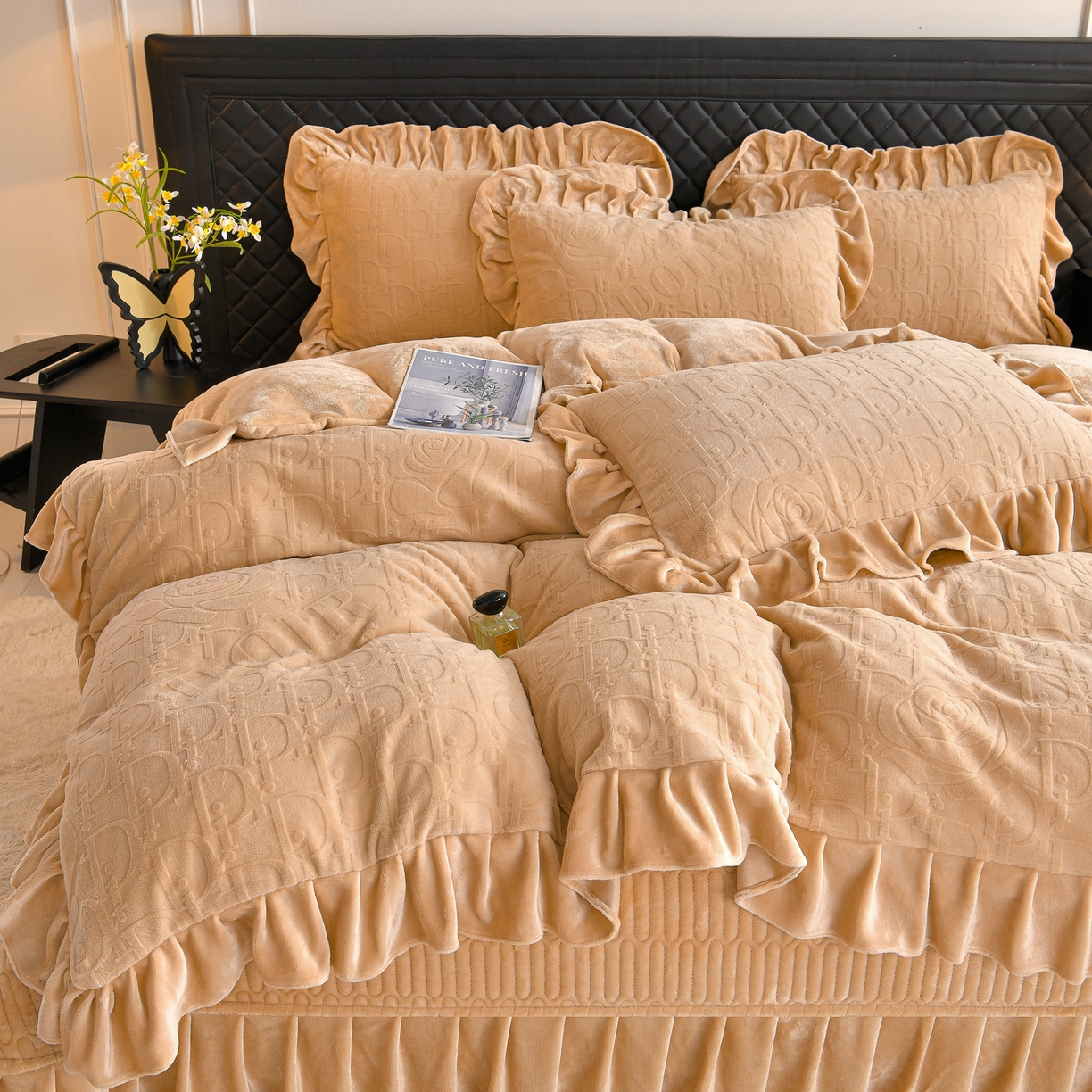 91家纺网 家纺一手货源 找家纺 赫本家纺  2025新款高克重纯色花边款雕花绒床盖款四件套 摩卡-咖