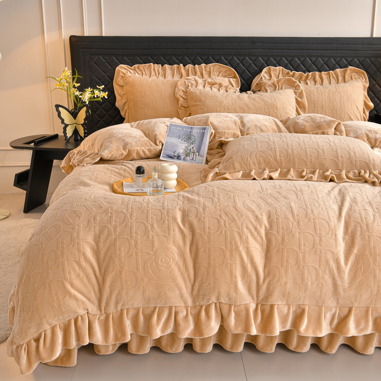 91家纺网 家纺一手货源 找家纺 赫本家纺  2025新款高克重纯色花边款雕花绒床盖款四件套 摩卡-咖