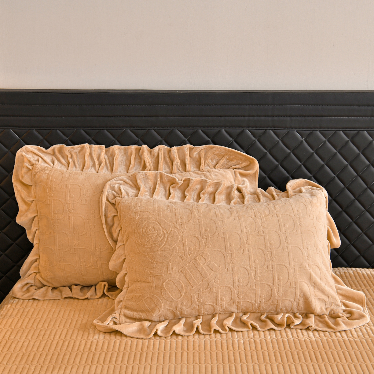 91家纺网 家纺一手货源 找家纺 赫本家纺  2025新款高克重纯色花边款雕花绒床盖款四件套 摩卡-咖