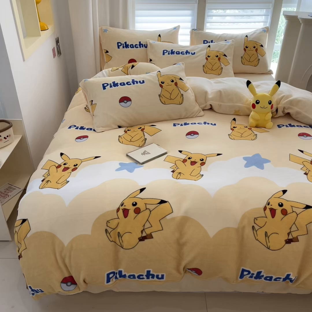 91家纺网 家纺一手货源 找家纺 桃子家居 2025新款A类正版宝可梦授权皮卡丘大版卡通平网数码印花加厚高克重牛奶绒四件套 绒小版-宝贝皮卡丘