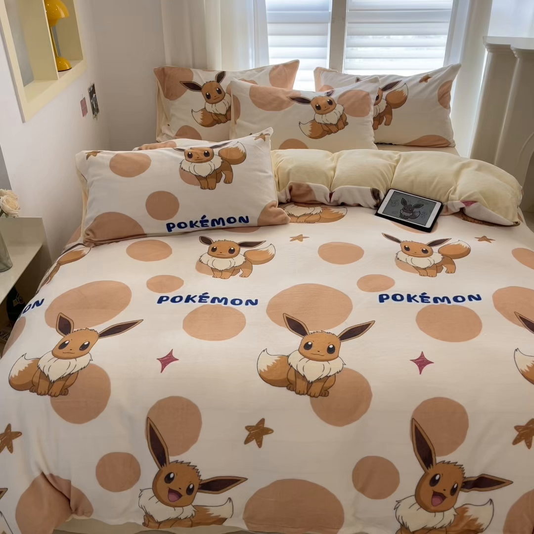 91家纺网 家纺一手货源 找家纺 桃子家居 2025新款A类正版宝可梦授权皮卡丘大版卡通平网数码印花加厚高克重牛奶绒四件套 绒小版-泡泡伊布