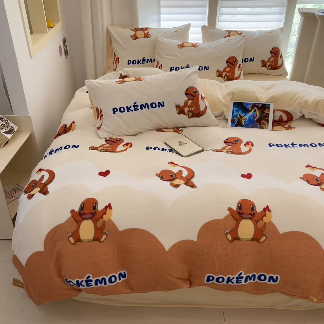 91家纺网 家纺一手货源 找家纺 桃子家居 2025新款A类正版宝可梦授权皮卡丘大版卡通平网数码印花加厚高克重牛奶绒四件套 绒小版-开心喷火龙