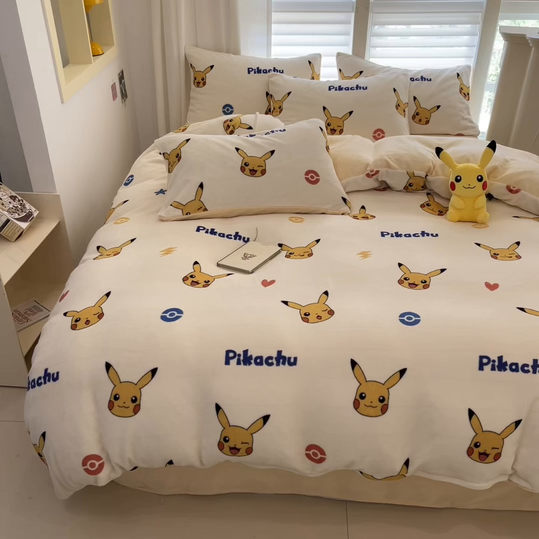 91家纺网 家纺一手货源 找家纺 桃子家居 2025新款A类正版宝可梦授权皮卡丘大版卡通平网数码印花加厚高克重牛奶绒四件套 绒小版-搞怪皮卡丘