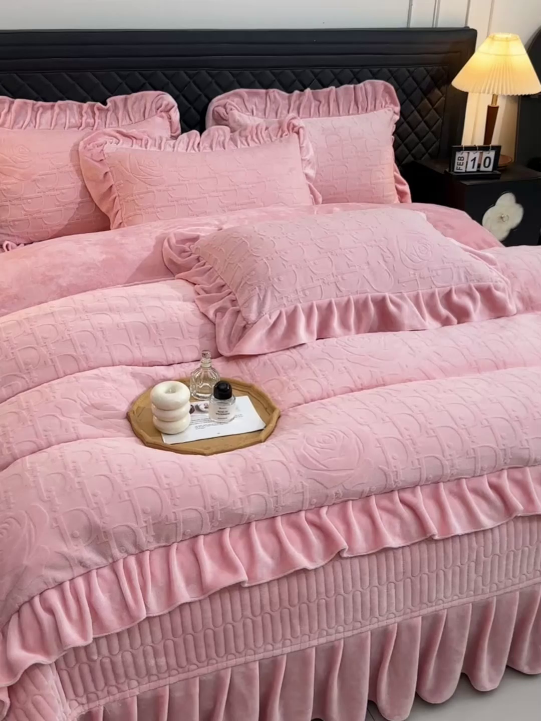 91家纺网 家纺一手货源 找家纺 （总）赫本家纺  2025新款高克重纯色花边款雕花绒床盖款四件套