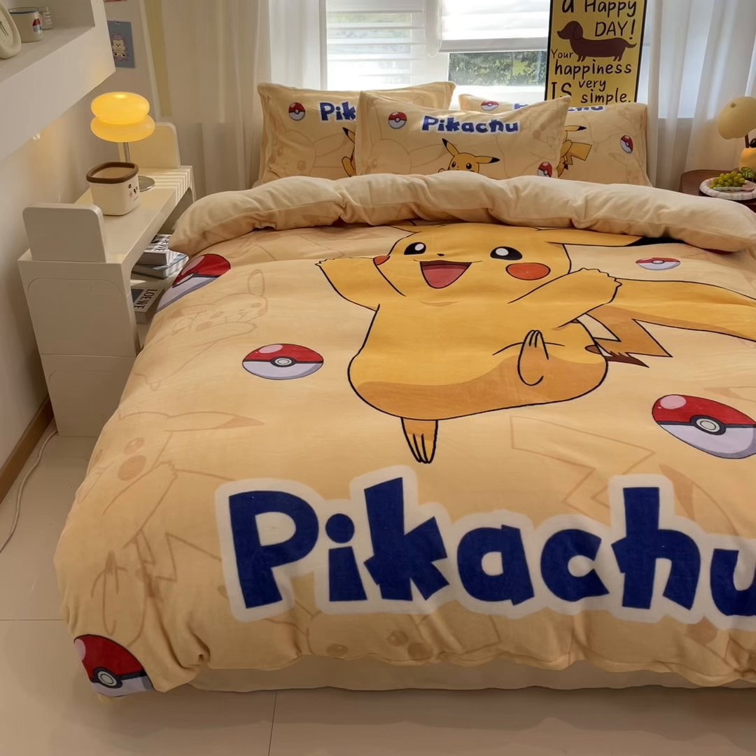 91家纺网 家纺一手货源 找家纺 桃子家居 2025新款A类正版宝可梦授权皮卡丘大版卡通平网数码印花加厚高克重牛奶绒四件套 绒大阪套件-可爱皮卡丘