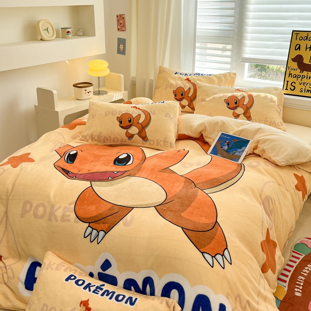 91家纺网 家纺一手货源 找家纺 桃子家居 2025新款A类正版宝可梦授权皮卡丘大版卡通平网数码印花加厚高克重牛奶绒四件套 绒大版套件-喷火龙