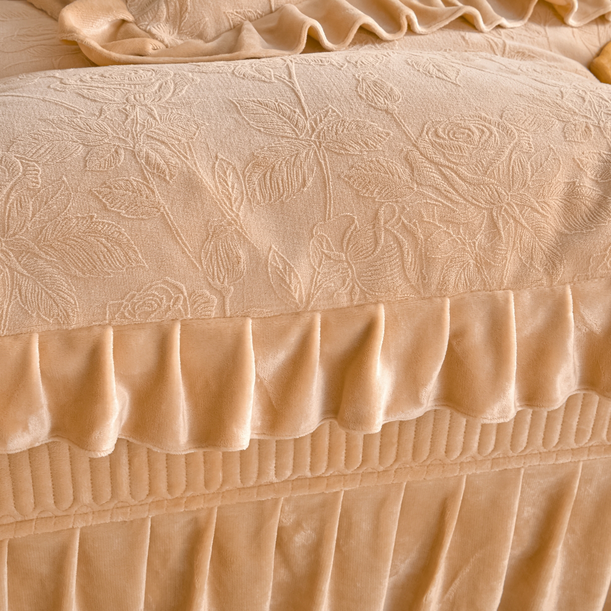 91家纺网 家纺一手货源 找家纺 赫本家纺  2025新款高克重纯色花边款雕花绒床盖款四件套 繁花-咖