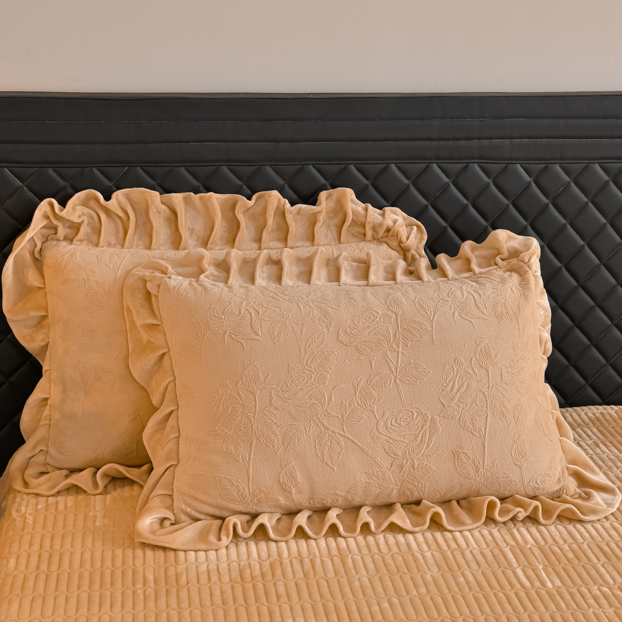 91家纺网 家纺一手货源 找家纺 赫本家纺  2025新款高克重纯色花边款雕花绒床盖款四件套 繁花-咖