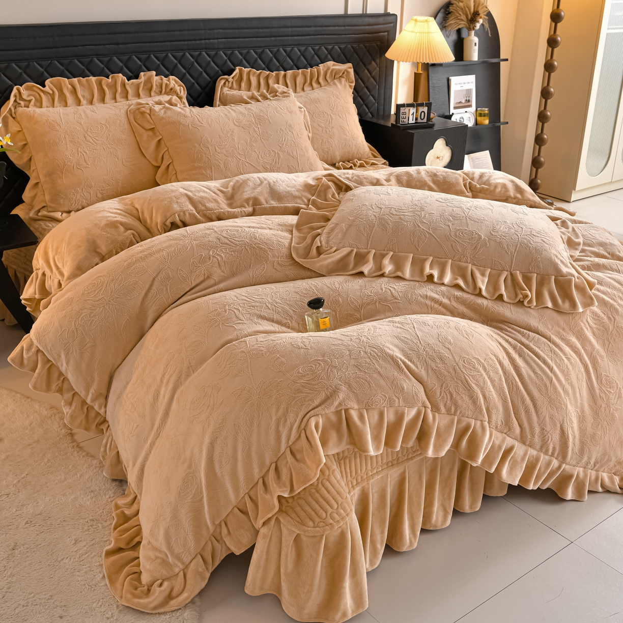 91家纺网 家纺一手货源 找家纺 赫本家纺  2025新款高克重纯色花边款雕花绒床盖款四件套 繁花-咖