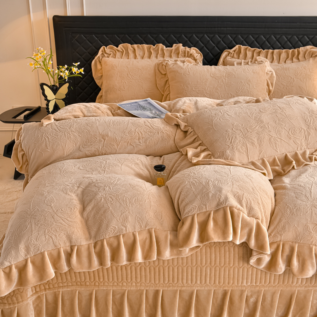 91家纺网 家纺一手货源 找家纺 赫本家纺  2025新款高克重纯色花边款雕花绒床盖款四件套 繁花-咖