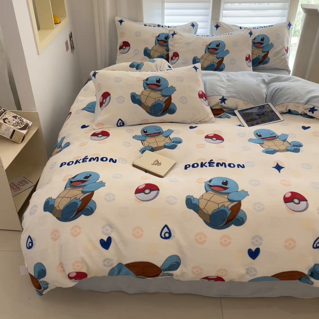 91家纺网 家纺一手货源 找家纺 桃子家居 2025新款A类正版宝可梦授权皮卡丘大版卡通平网数码印花加厚高克重牛奶绒四件套 绒小版-欢乐杰尼龟