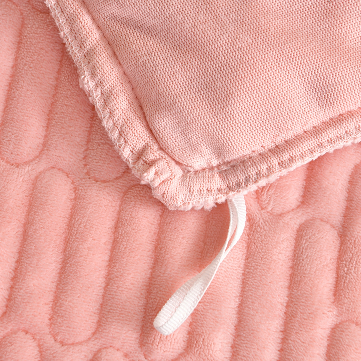 91家纺网 家纺一手货源 找家纺 赫本家纺  2025新款高克重纯色花边款雕花绒床盖款四件套 摩卡-粉