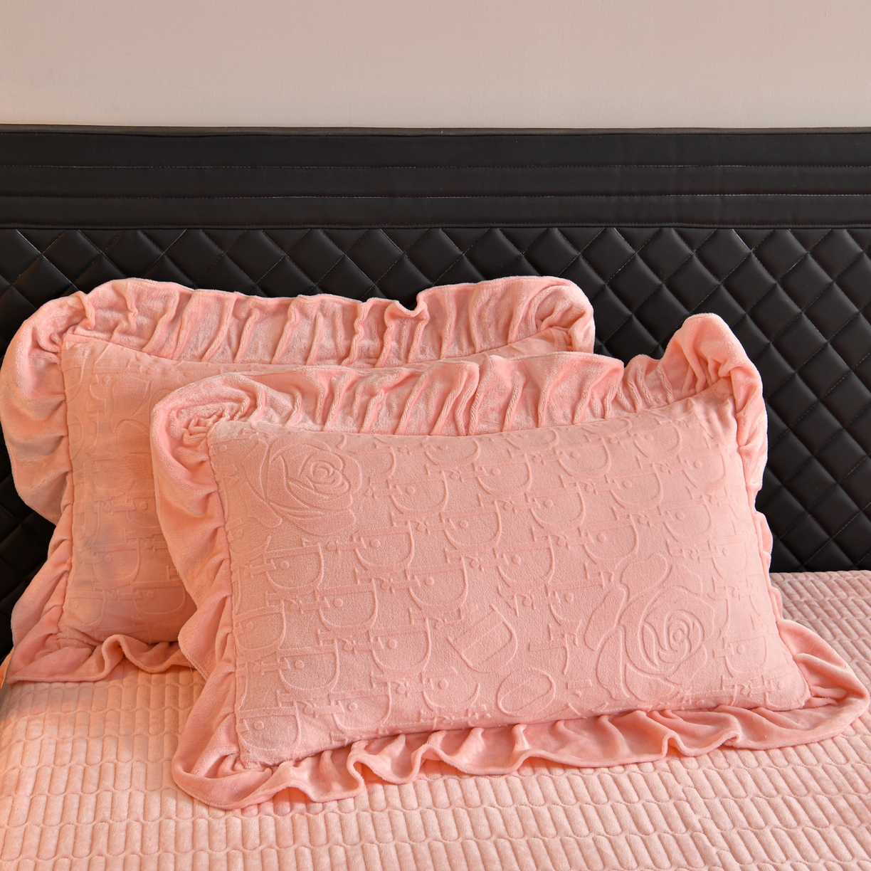 91家纺网 家纺一手货源 找家纺 赫本家纺  2025新款高克重纯色花边款雕花绒床盖款四件套 摩卡-粉