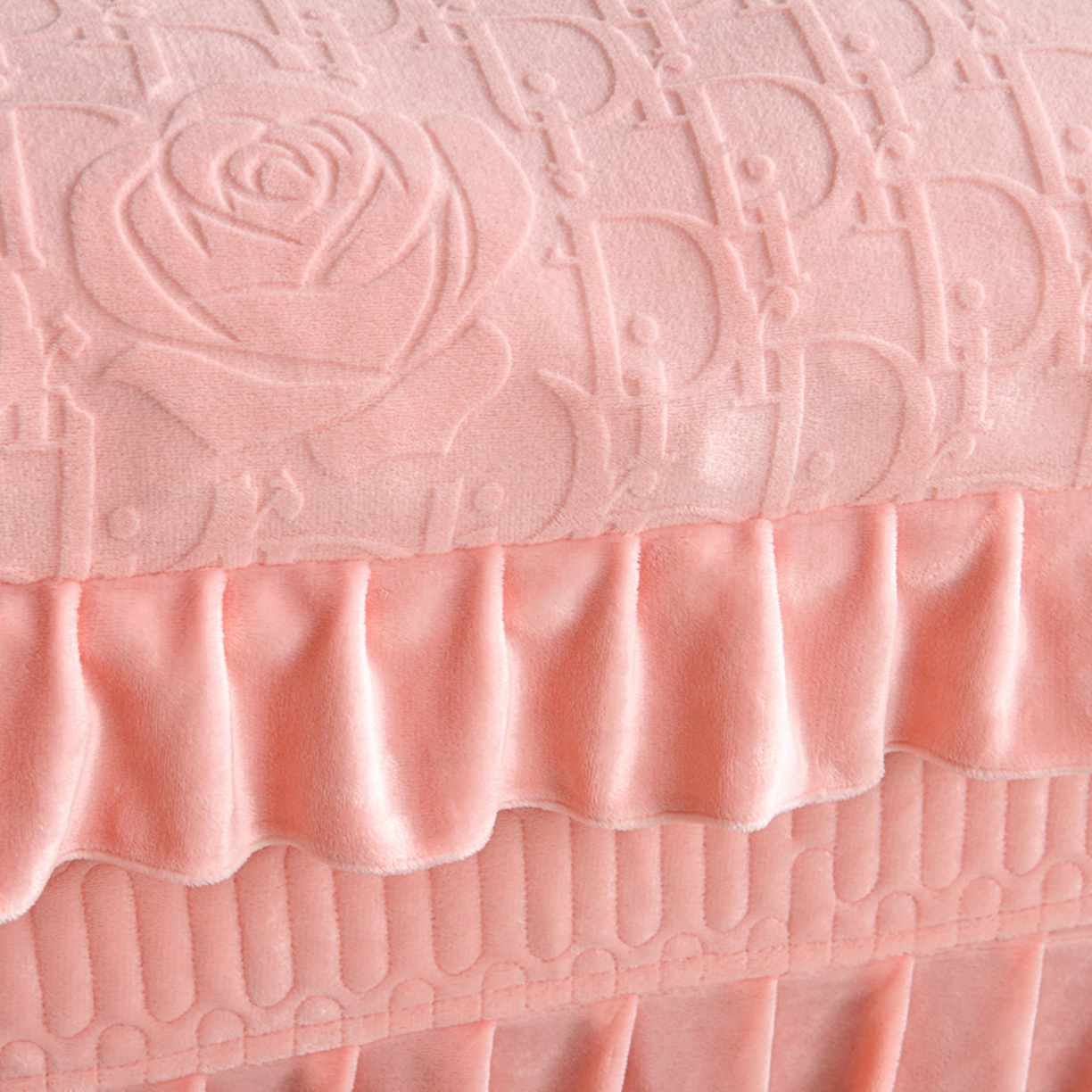 91家纺网 家纺一手货源 找家纺 赫本家纺  2025新款高克重纯色花边款雕花绒床盖款四件套 摩卡-粉